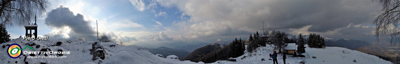 45 Alla cappelletta di vetta del Monte Poieto (1360 m).jpg